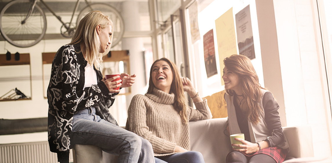 Groupe de femmes autour d'un café dans un salon 